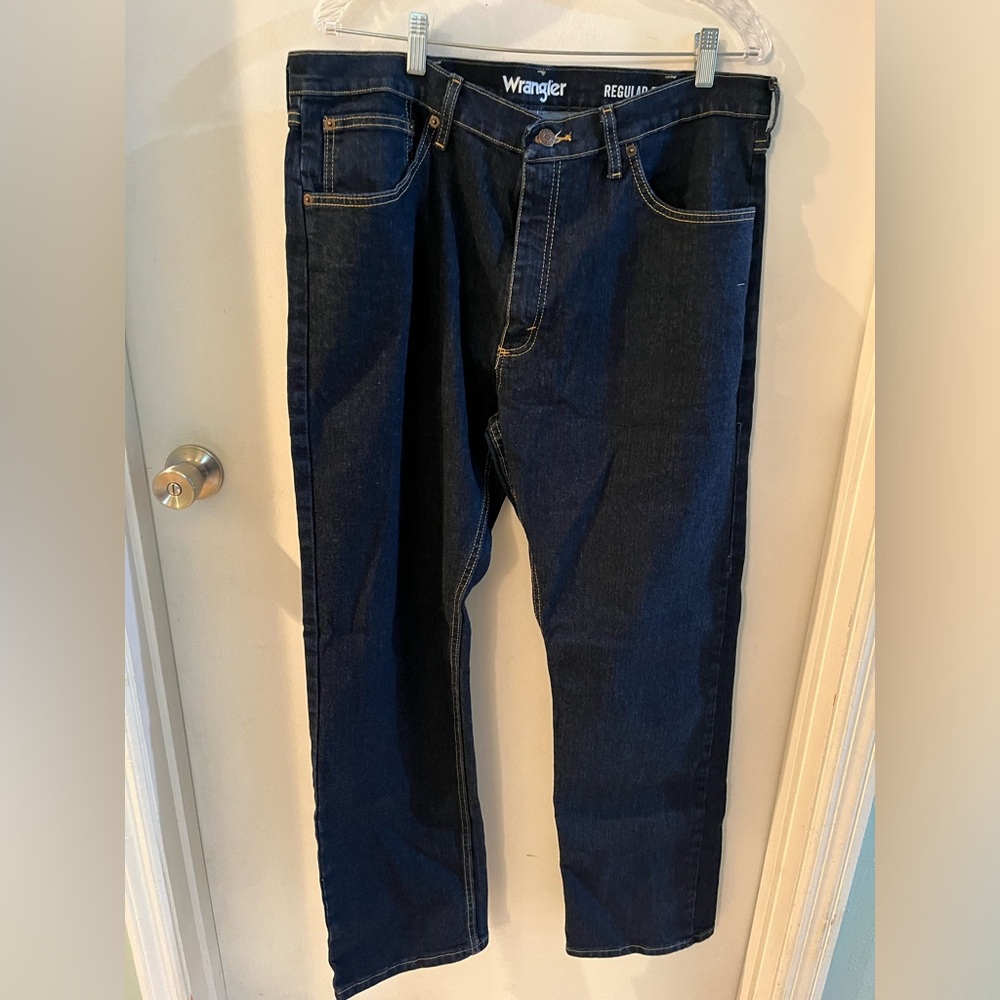 (EUC)Wrangler jeans, regular fit, size 36 x 32, dark wash